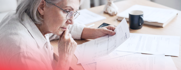 O femeie în vârstă care calculează economiile pentru pensie