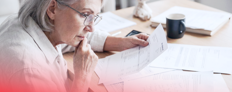 O femeie în vârstă care calculează economiile pentru pensie